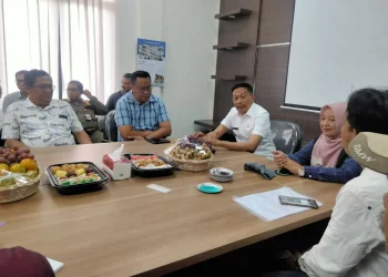 Pj Wali Kota Malang, Wahyu Hidayat memimpin pertemuan dengan warga sekitar TPA Supit Urang.