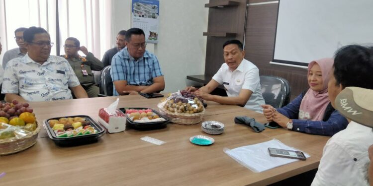 Pj Wali Kota Malang, Wahyu Hidayat memimpin pertemuan dengan warga sekitar TPA Supit Urang.