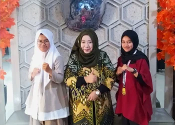 Dekan FEB Unisma, Nur Diana, SE., MSi mendampingi 2 mahasiswanya yang baru saja menorehkan medali emas dan perak di Kejuaraan Nasional KASAL Cup 2023.