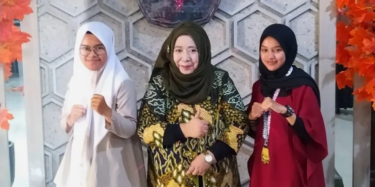 Dekan FEB Unisma, Nur Diana, SE., MSi mendampingi 2 mahasiswanya yang baru saja menorehkan medali emas dan perak di Kejuaraan Nasional KASAL Cup 2023.