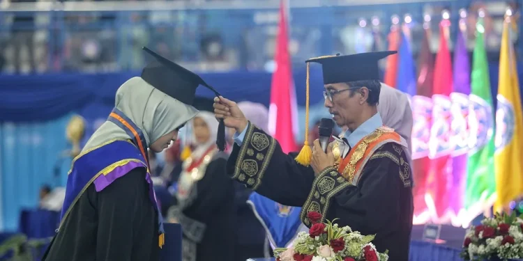Direktur Polinema Kukuhkan 837 wisudawan periode 63.