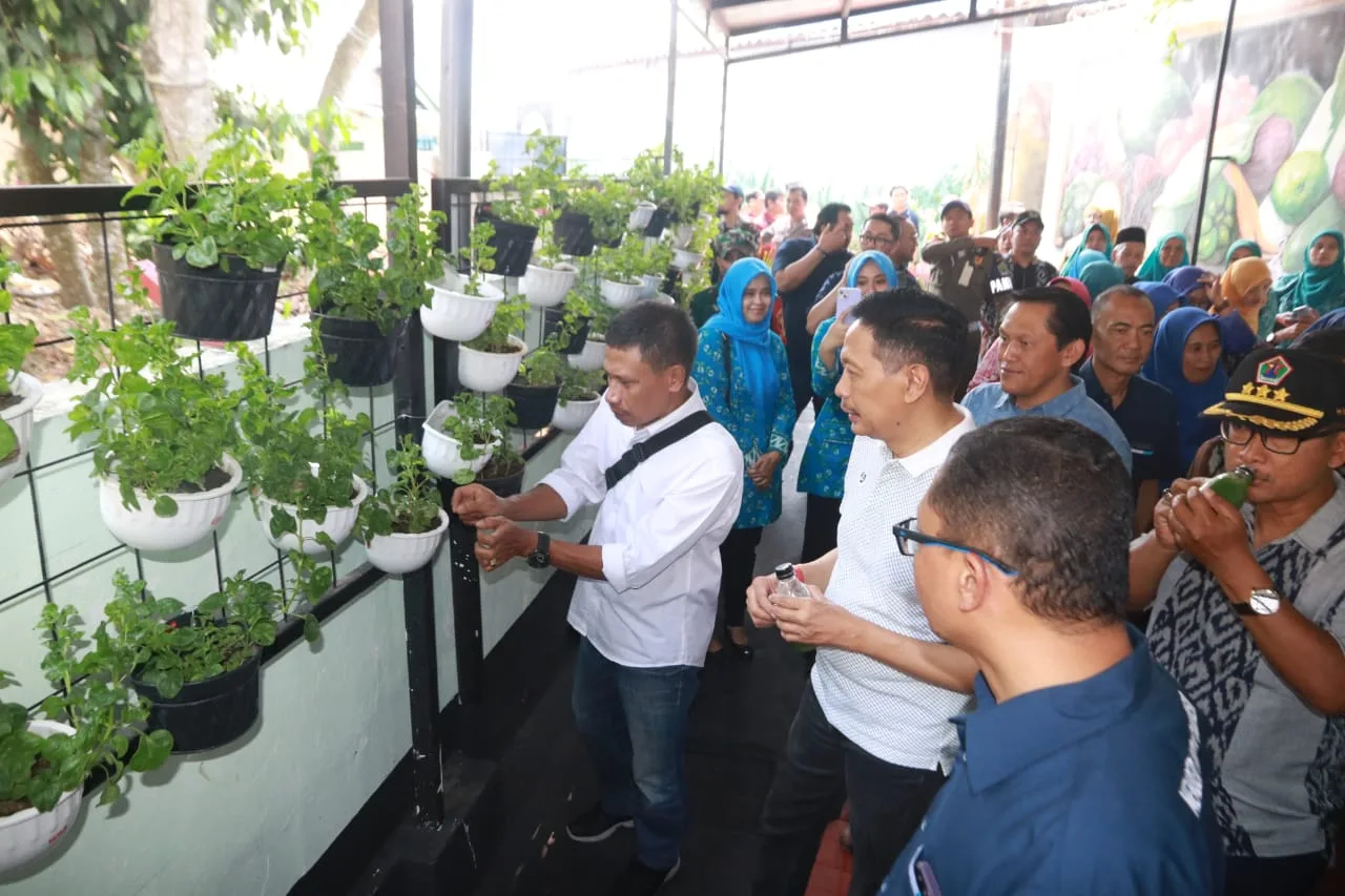 Pj Wali Kota Malang Wahyu Hidayat resmikan urban farming di wilayah Samaam.