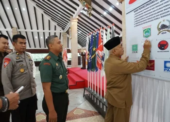 Bupati Malang, Sanusi menandatangani Deklarasi Pemilu Damai.