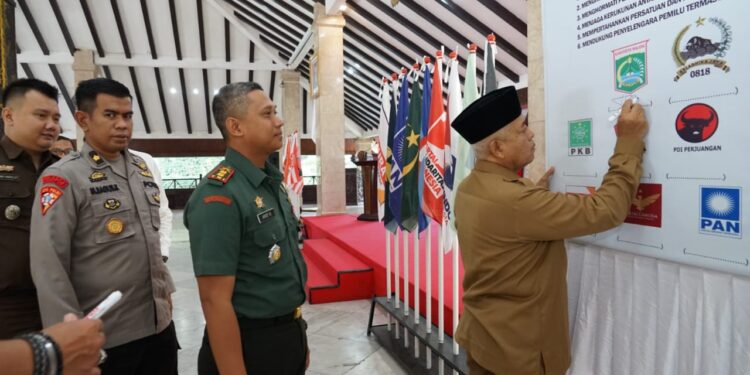 Bupati Malang, Sanusi menandatangani Deklarasi Pemilu Damai.