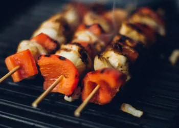 Sate kambing menjadi  salah satu makanan favorit khas Padang.
