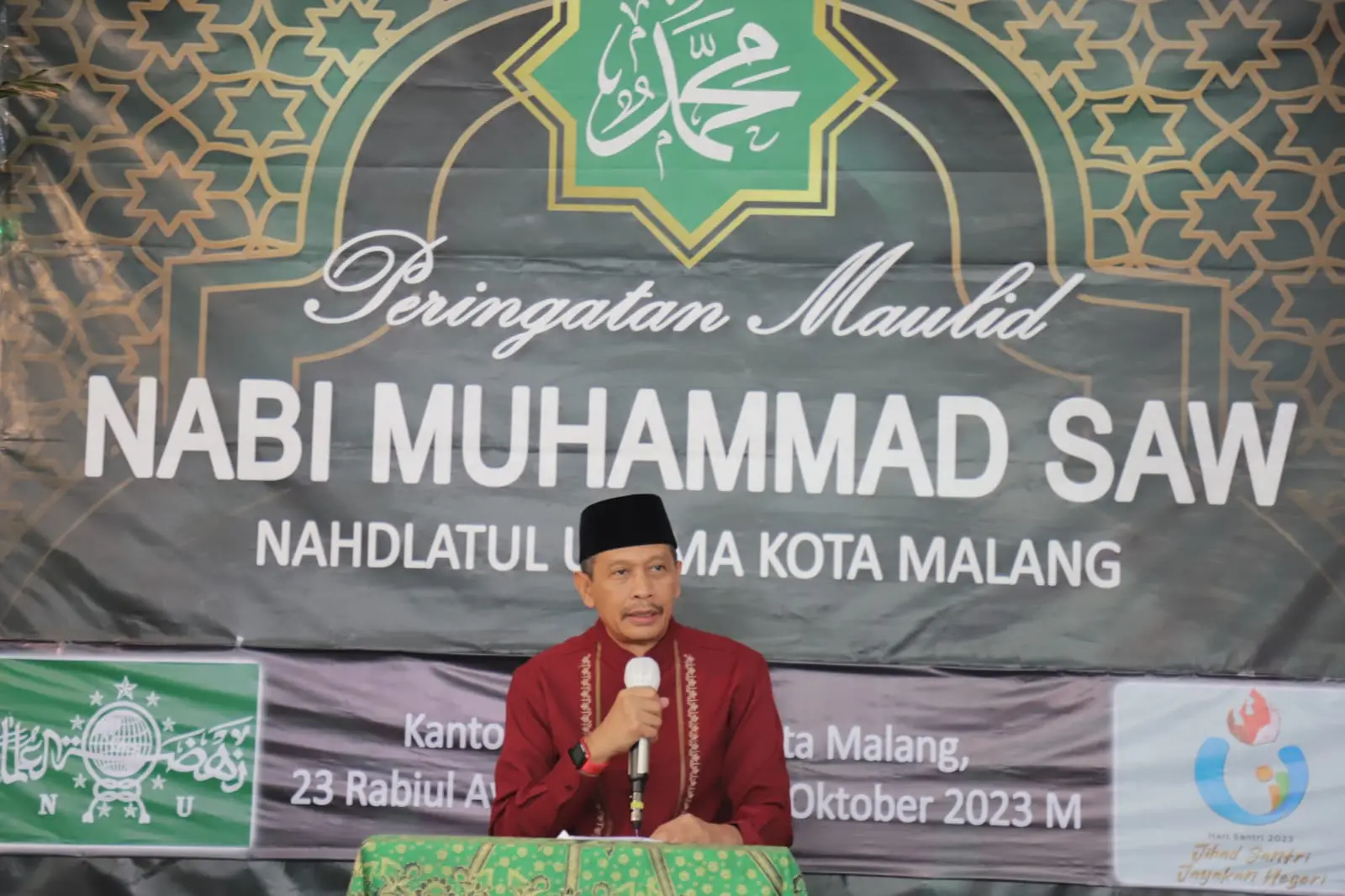 Pj Wali Kota Malang, Dr. Ir. Wahyu Hidayat, MM, meberikan santunan. 