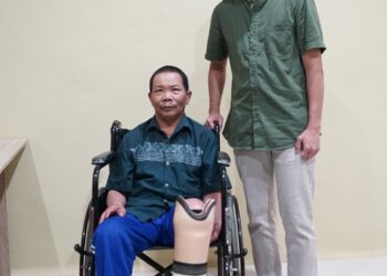 Dokter Ortopedi, dr. Dommy Pradana Putra, Sp.OT memberikan kaki palsu pada pasien RSU Wajak Husada.