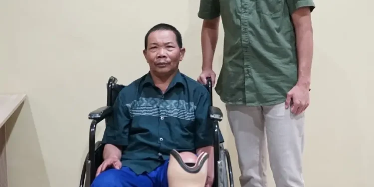 Dokter Ortopedi, dr. Dommy Pradana Putra, Sp.OT memberikan kaki palsu pada pasien RSU Wajak Husada.