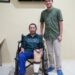 Dokter Ortopedi, dr. Dommy Pradana Putra, Sp.OT memberikan kaki palsu pada pasien RSU Wajak Husada.