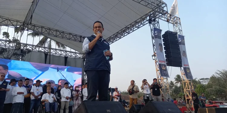 Anies Baswedan menyampaikan sambutan saat hadiri Pasar Rakyat dan Bazar UMKM di Sumbermanjing Wetan.