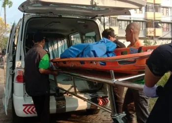 Proses evakuasi penemuan kerangka manusia di tepi Sungai Bango, Kota Malang