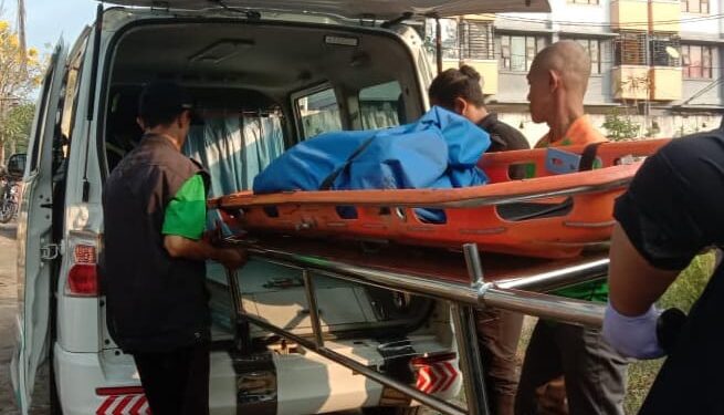 Proses evakuasi penemuan kerangka manusia di tepi Sungai Bango, Kota Malang