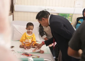 Pj Wali Kota Malang saat kunjungi DN, anak laki-laki korban kasus kekerasan.