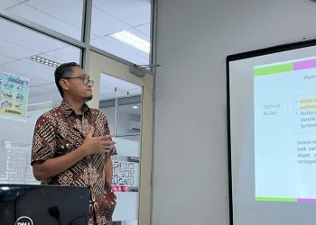 Alan Januar Ahmed selaku Regional Manager SME Bank Muamalat Malang saat memberi pemaparan kepada mahasiswa D-III Perbankan dan Keuangan Vokasi UMM.