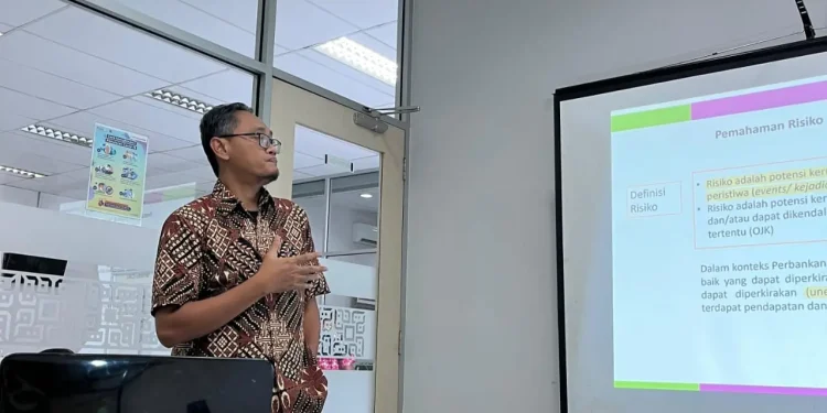 Alan Januar Ahmed selaku Regional Manager SME Bank Muamalat Malang saat memberi pemaparan kepada mahasiswa D-III Perbankan dan Keuangan Vokasi UMM.