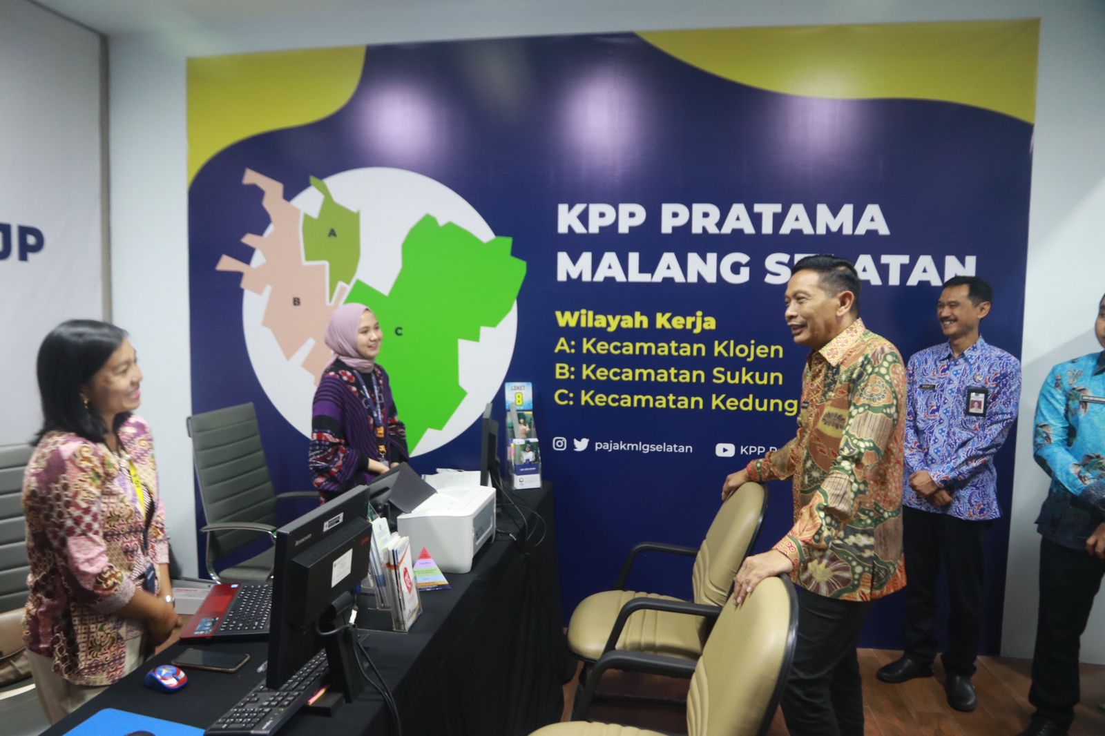 Pj Wali Kota Malang meninjau layanan MPP. 