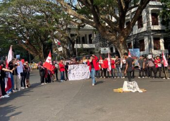 Aksi GMNI Malanh di depan Balai Kota Malang, Minggu (1/10/2023).
