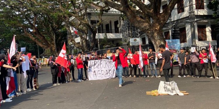 Aksi GMNI Malanh di depan Balai Kota Malang, Minggu (1/10/2023).