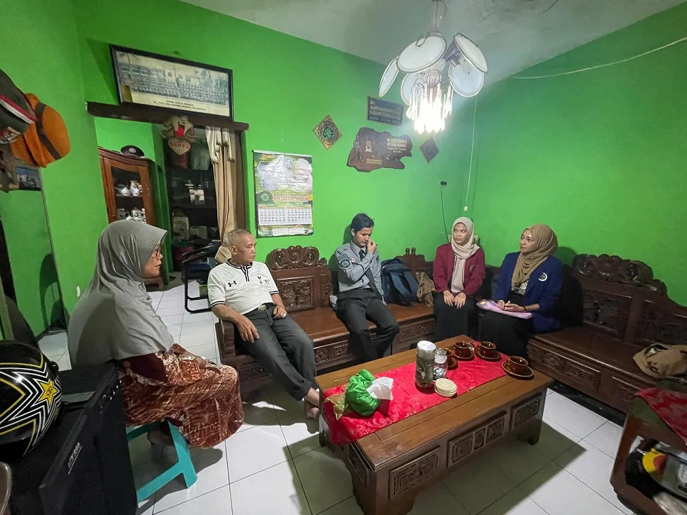 Mahasiswa Psikologi UM lakukan home visit dalam rangkaian psikoedukasi eks narapidana Bapas Kelas I Malang.