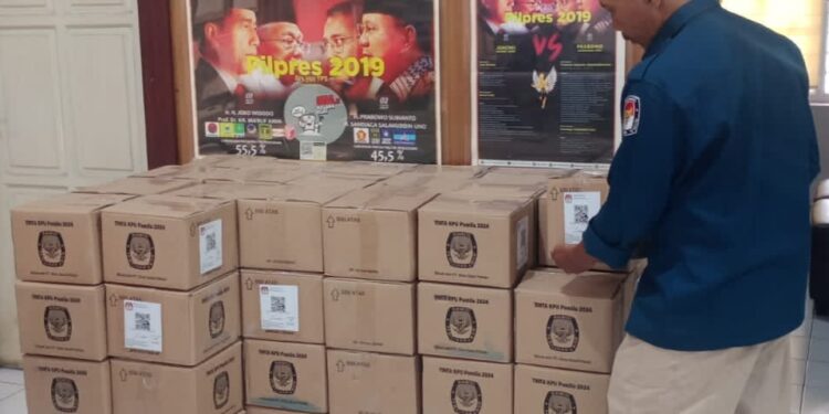 Tinta Pemilu 2024 yang telah tiba di KPU Kota Malang.