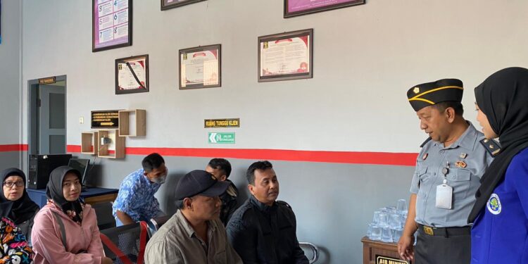 Mahasiswa Fakultas Psikologi UM beri psikoedukasi di Bapas Kelas I Malang, Senin (2/10/2023).