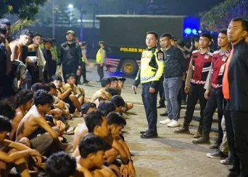 Puluhan remaja yang diduga terlibat balap liar diberi pembinaan oleh petugas.