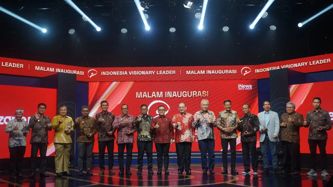 Foto bersama para penerima penghargaan. 
