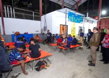 Pj Wali Kota Batu Aries Agung Paewai saat meninjau kondisi para petugas yang berjibaku menjinakkan api selama 2 hari.