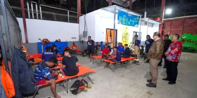 Pj Wali Kota Batu Aries Agung Paewai saat meninjau kondisi para petugas yang berjibaku menjinakkan api selama 2 hari.