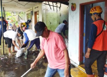 Petugas BPBD Kota Batu tengah ikut menangani kejadian kebakaran yang melanda dua unit rumah di Desa Tulungrejo, Kots Batu, Selasa (31/10/2023).