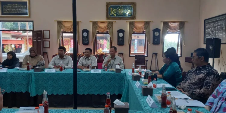 Pihak Universitas Brawijaya mendatangi Pesarean Gunung Kawi untuk berdialog dengan Yayasan Ngesti Gondo terkait riset pesugihan.