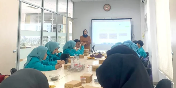 Mahasiswa D3 Perbankan dan Keuangan Vokasi UMM saat mendapat pemaparan terkait perbankan syariah.