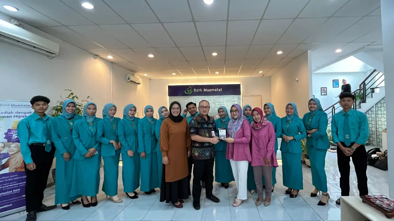 Sesi foto mahasiswa D3 Perbankan dan Keuangan Vokasi UMM bersama pemateri dari Bank Muamalat