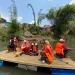 Siswa SD yang menyeberangi Sungai Brantas menggunakan perahu rakit.