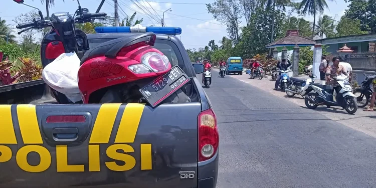 Kendaraan yang digunakan oleh korban telah dievakuasi oleh petugas.