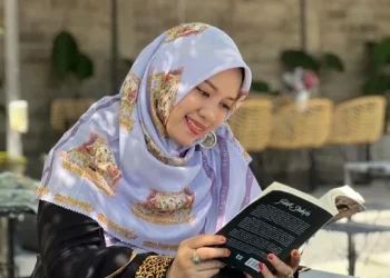 Khilma Anis yang melahirkan tulisan-tulisan tentang pesantren.
