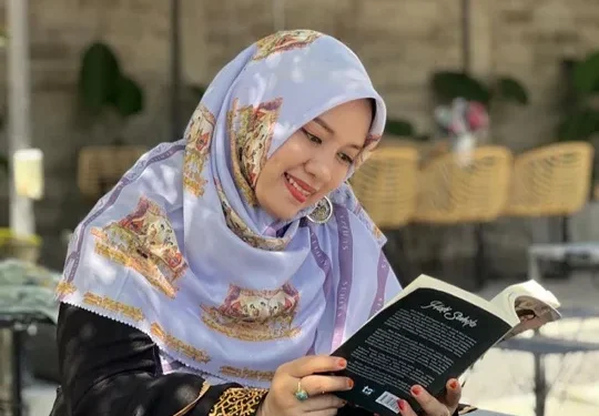 Khilma Anis yang melahirkan tulisan-tulisan tentang pesantren.