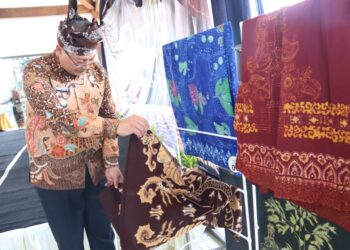 Wakil Bupati Malang, Didik Gatot Subroto melihat batik karya perajin asal Kabupaten Malang.