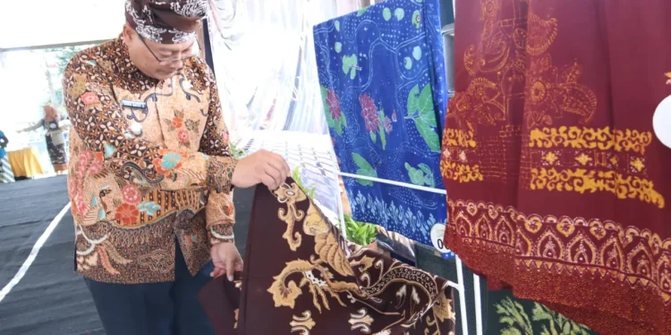 Wakil Bupati Malang, Didik Gatot Subroto melihat batik karya perajin asal Kabupaten Malang.