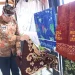 Wakil Bupati Malang, Didik Gatot Subroto melihat batik karya perajin asal Kabupaten Malang.