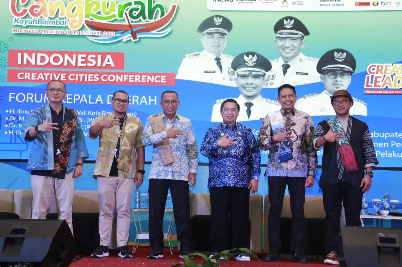 Foto bersama Pj Wali Kota Malang di acara forum Indonesia Creative Cities Network. 