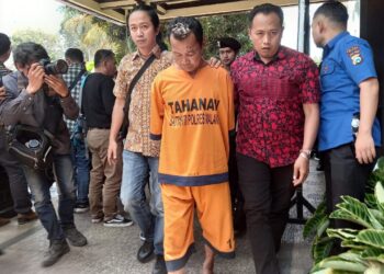 Tersangka pembunuhan di Gondanglegi, Samidi (55) saat digelandang di Polres Malang.