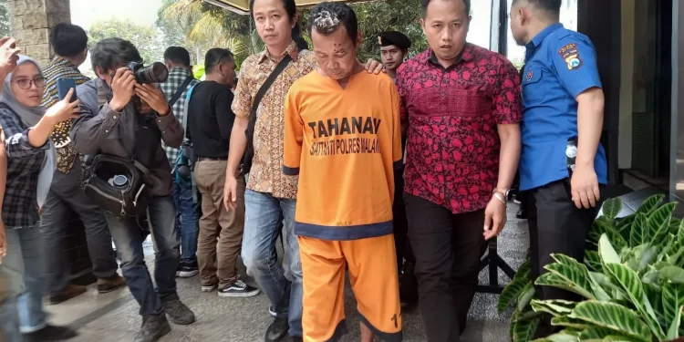 Tersangka pembunuhan di Gondanglegi, Samidi (55) saat digelandang di Polres Malang.