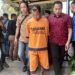 Tersangka pembunuhan di Gondanglegi, Samidi (55) saat digelandang di Polres Malang.