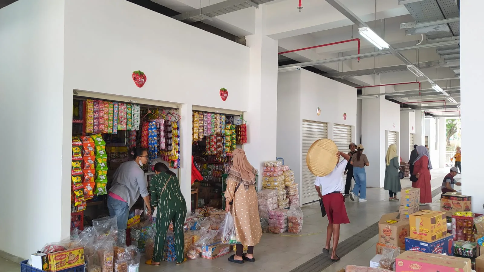 Suasana warga saat berjualan di pasar Induk Among Tani Kpta Batu.