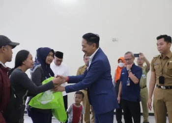 Pj Wali Kota Malang Wahyu Hidayat dalam peluncuran distribusi beras SPHP oleh Perumda Tugu Aneka Usaha.