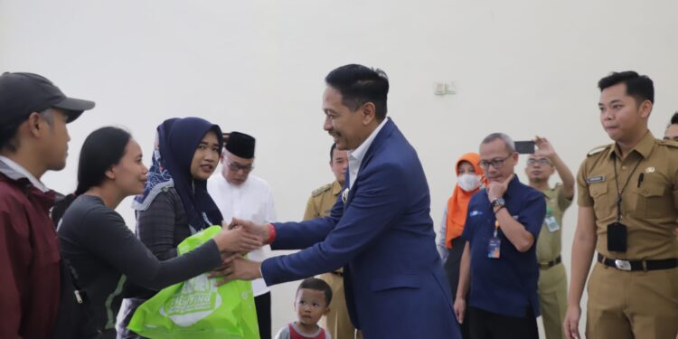 Pj Wali Kota Malang Wahyu Hidayat dalam peluncuran distribusi beras SPHP oleh Perumda Tugu Aneka Usaha.