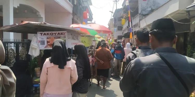 Tampak para penjual di sepanjang jl Kertosentono.