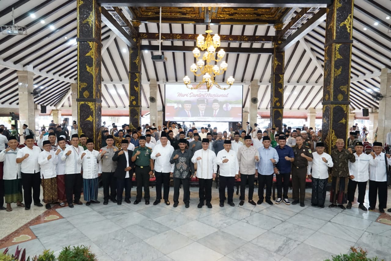 Foto Bersama usai pelaksanaan Seminar Hari Santri Nasional di Pendopo Agung Kabupaten Malang. 
