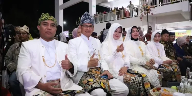 Pj Wali Kota Batu Aries Agung Paewai saat mengenakan busana khas Kota Batu bernama Sekar Bawono.
